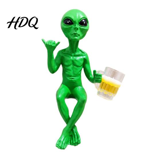 Green Alien Figurine for Fish Tank Fuunny Statue, with Beer Glass Figurine, Home Office Funny Sculptures Wine Cabinet Bar Pub Game Room Desktop Shelf