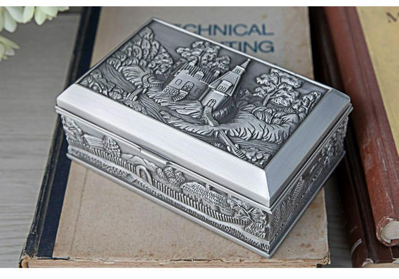 European Retro Castle Jewelry Storage Box, Exquisite Zinc Alloy Embossed Carriage Design – Ideal Wedding Gift.