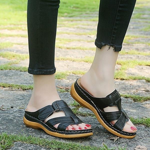 Beställ en storlek upp, sommar Kvinnor Premium Ortopediska Sandaler med öppen tå Kvinnliga Tofflor Spänne Rem Vintage Anti-halk Andas Tofflor Plus Size Sandaler