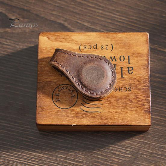 Lesezeichen mit zwei magnetischen Enden, gravierter Lesezeichenclip aus Kunstleder, Retro-Design, magnetischer Seitenmarker, Lesezubehör