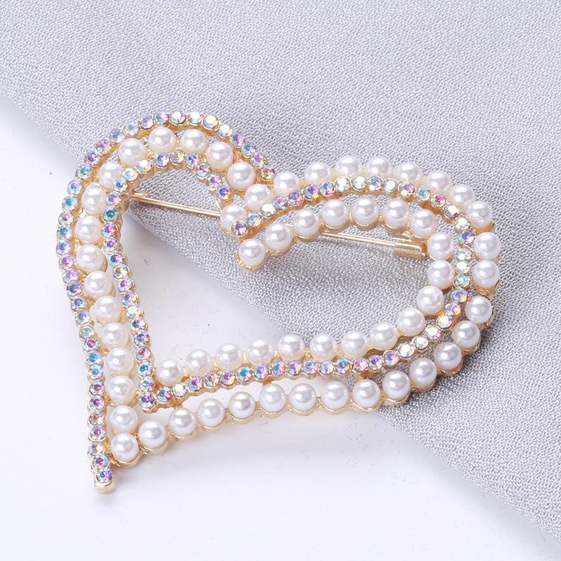 SKEDS Luxury Heart Rhinestone Pearl Women Girls Brooch Pin Korean Style Simple Love Cute Jewelry Clothes Shining Brooch Pin Gift