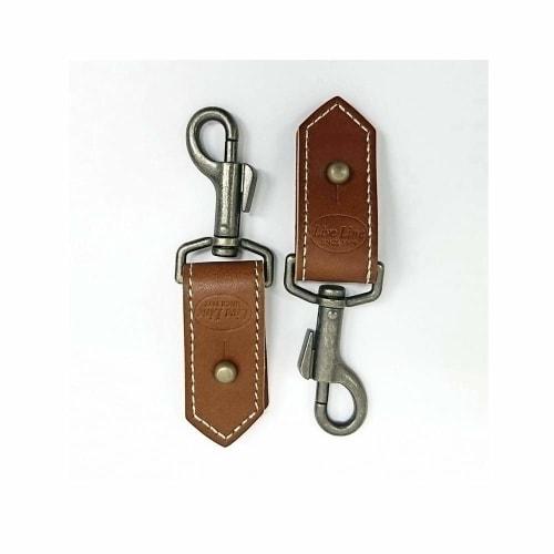 

LiveLine SNAP-END LSE20BRN, a convenient connector that transforms your guitar strap into a shoulder strap. Brown