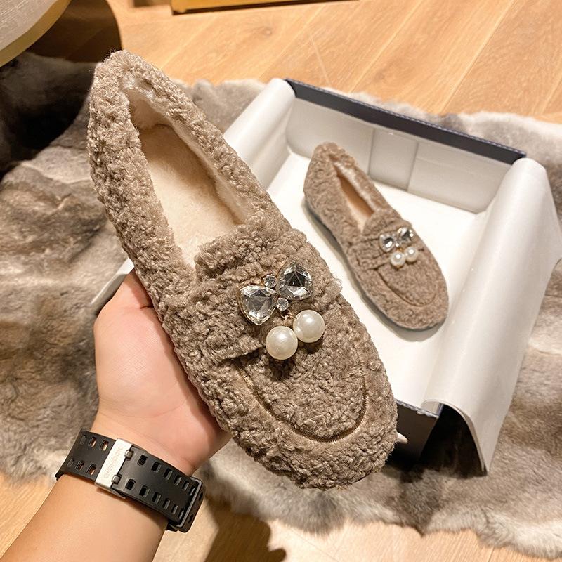 

2025 autumn and winter wool shoes, lamb wool Doudou shoes, wear a pedal outside, thick-soled velvet large-size women s shoes, cotton shoes are comfort 33 коричневый