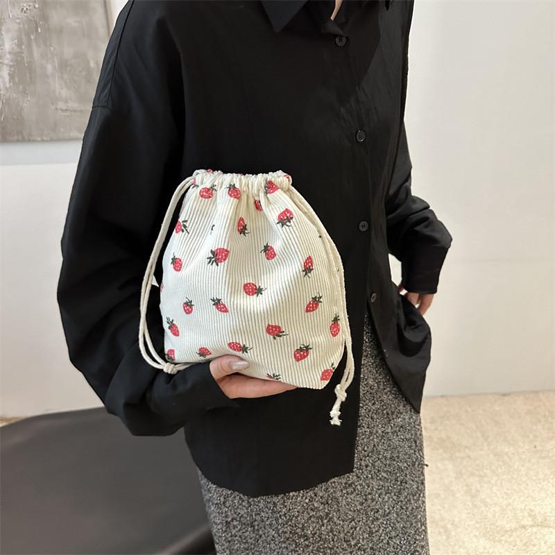 Elegant Summer Commuter Bucket Bag Featuring Stylish Design And Polyester Lining