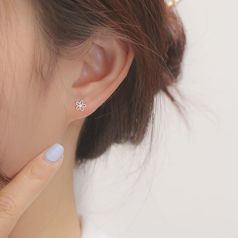 Simple Versatile Five-Petal Screw Stud Earrings for Women: Fresh, Sweet, Stylish, Lightweight Luxury Design.