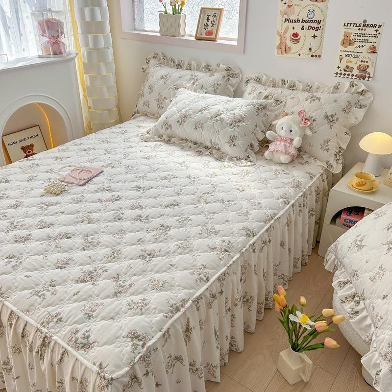 3-teiliges Bettrock-Set mit einfarbiger Spitzenverzierung Enthält (1 Bettrock + 2 Kissenbezüge) Ohne Kern. Die Matratzenhülle Schutzhülle