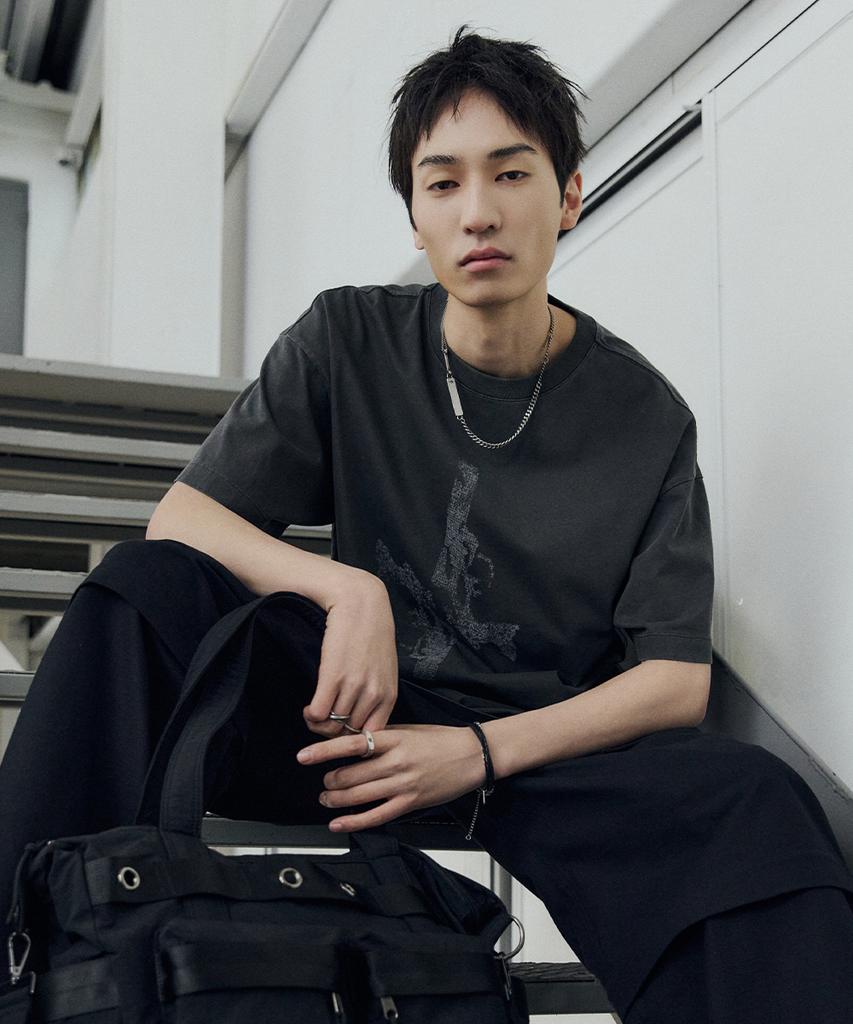 MAISON MINED Cross Gun Graphic Half T Charcoal