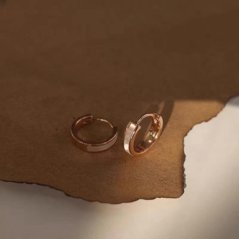 Orecchini a Bottone Semplici ed Eleganti per Donna, Nuovo Stile, di Nicchia, di Alta Gamma, Sofisticati, Stile Cool e Calmo, Design Orecchio a Cerchio