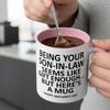 Dein Schwiegersohn zu sein, scheint Geschenk genug zu sein Kaffeetasse 11oz Neuheit Teetasse für Muttertagsgeschenke Schwiegermuttergeschenke