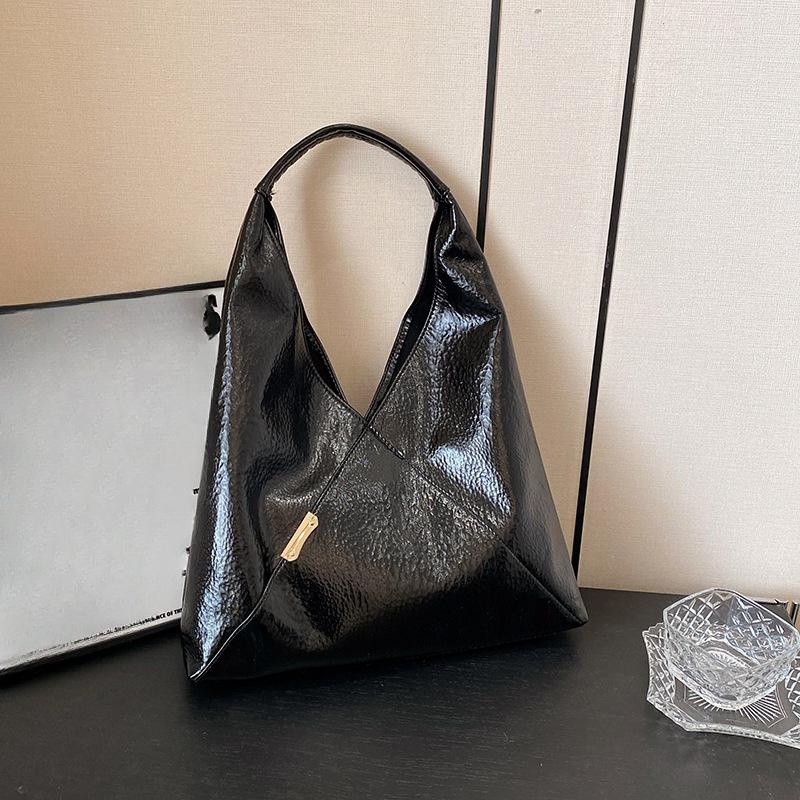 A Hand-held Triangular Underarm Bag Simple Fashionable Individual and Stylish Single-shoulder Bag