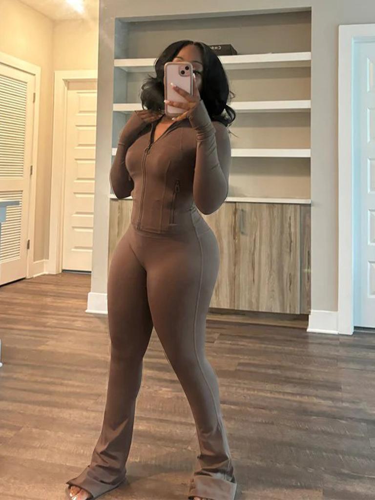 Weißer langärmeliger Jumpsuit mit Reißverschluss und ausgestelltem Bein