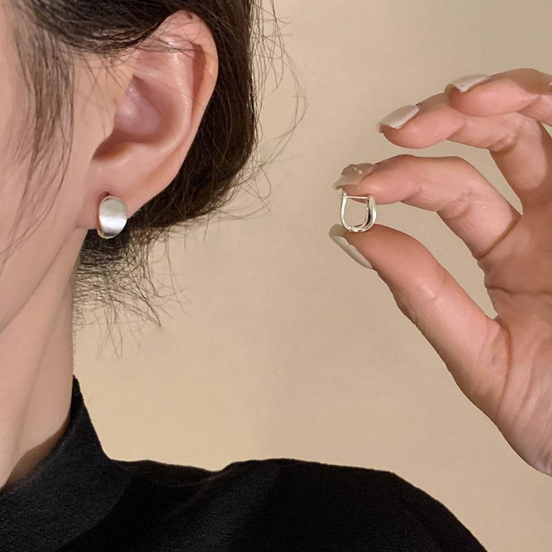 Neue Retro-Ohrringe in Goldfarbe für Damen Matt Minimalistisch Metall Silberfarbe Einfacher Matt-Anhänger Gebogen Elegant Edler Schmuck Geschenk