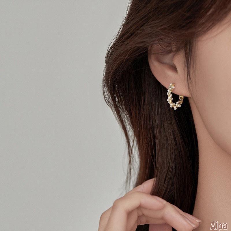 

Korean Style S925 Silver Needle Imitation Pearl Ear Cuffs: Retro, Luxurious, High-End Earrings.