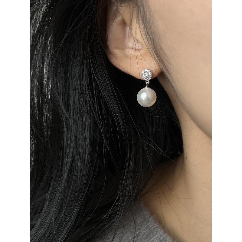 Pearl Stud Earrings - Retro and Simple, Elegant and Luxurious, with A Delicate Pearl Inlay. Earring style белый