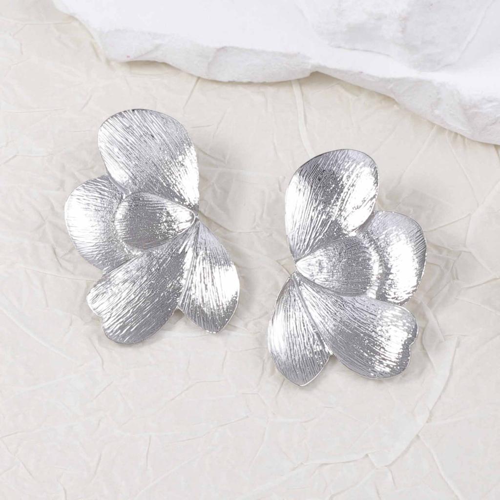 Exaggerated fashion personality retro design sense alloy light luxury temperament petal flower shape women's stud earrings