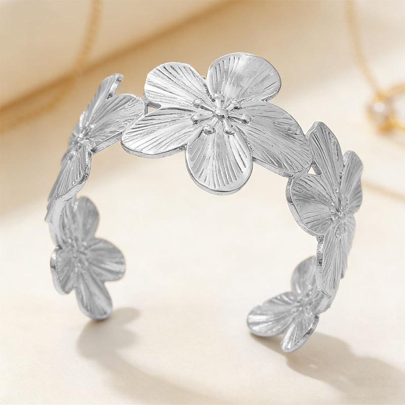 

Винтажный открытый браслет с широкой текстурой и цветочным узором: Элегантные и уникальные украшения серебряный