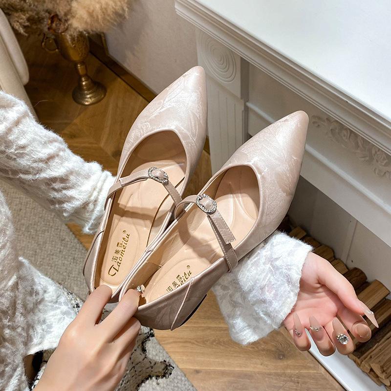 

Pointed single shoes women s small fragrant temperament women s shoes 2025 spring and summer new flat-soled soft-soled one-word with niche women s 43