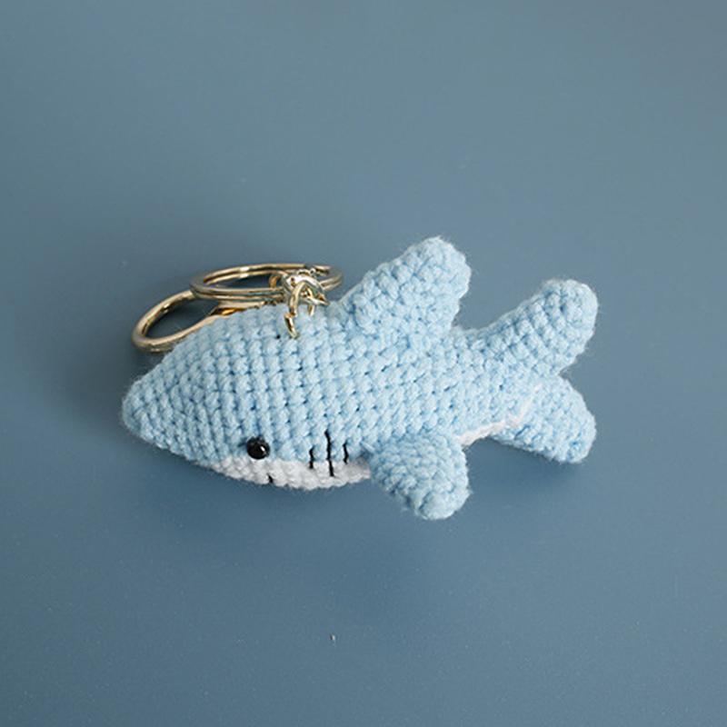 מחזיקי מפתחות קמע כריש חמודים מיני מצוירים מחזיק מפתחות לרכב סרוג ביד תליון יפה ויצירתי לתיק גב תיק יד קישוט מתנות