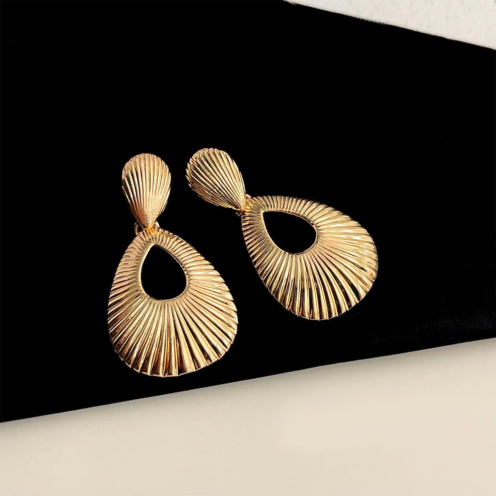 

Ретро сережки-пусети з перлами: Стиль середини століття, сміливий та висококласний для жінок