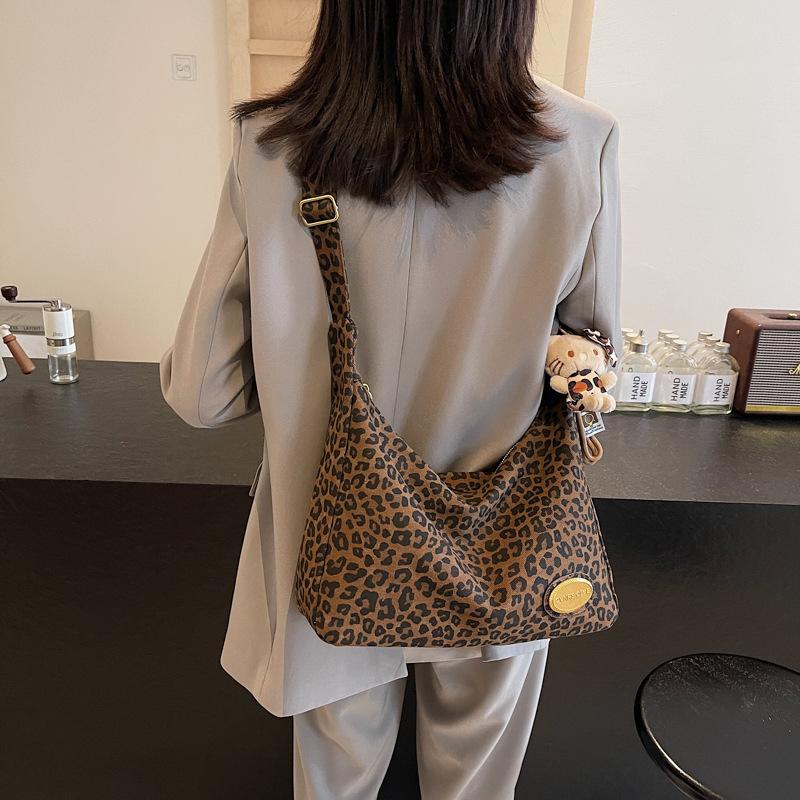 

Модная сумка-тоут с леопардовым принтом женская 2025 новая осенне-зимняя популярная сумка для поездок на работу большая вместимость на плечо сумка-мессенджер 34*12*25 темно-коричневого