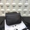 Nouveau sac bandoulière classique pour homme automne et hiver 2024, sac à bandoulière contrastant à sangle large, sac de voyage à rabat pour homme