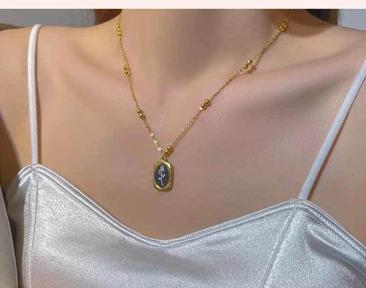 Rose Flower Pendant Titanium Steel Necklace - Fashionable, Colorfast French Mirror Clavicle Chain with Niche Design.