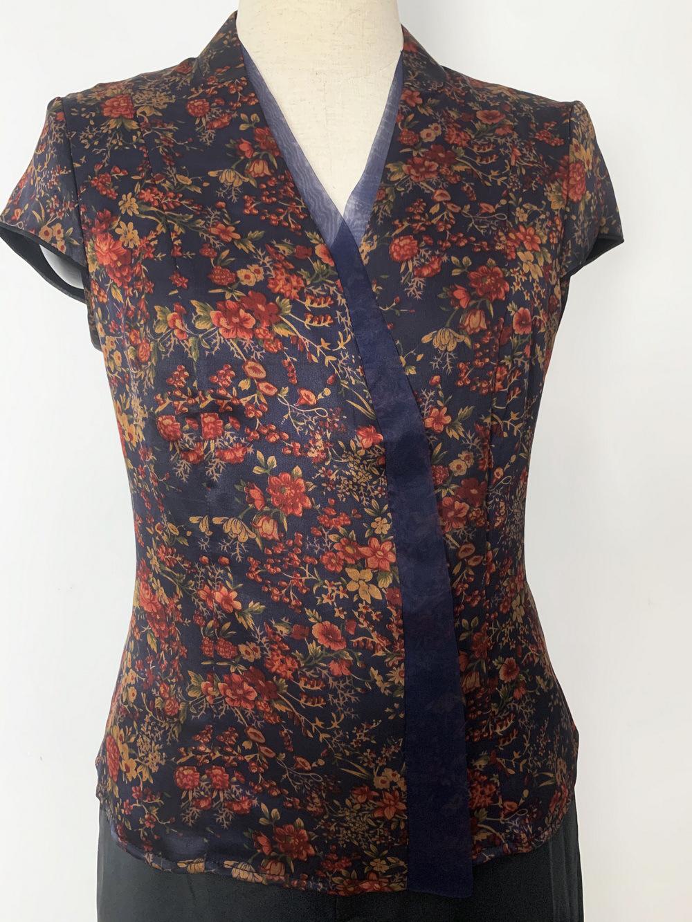 

Elegant Multi-color Xiangyun Mulberry Silk Top for Middle-Aged and Elderly Women L