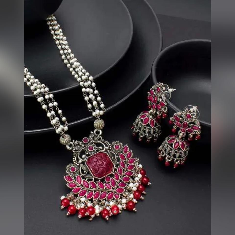 

Посеребренное колье и серьги с камнями