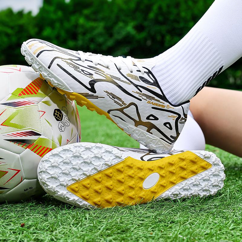 New Men Soccer Shoes Sport Training Football Boots Soft Ultralight Breathable Professional Sneakers Unisex Grass Cleats Match