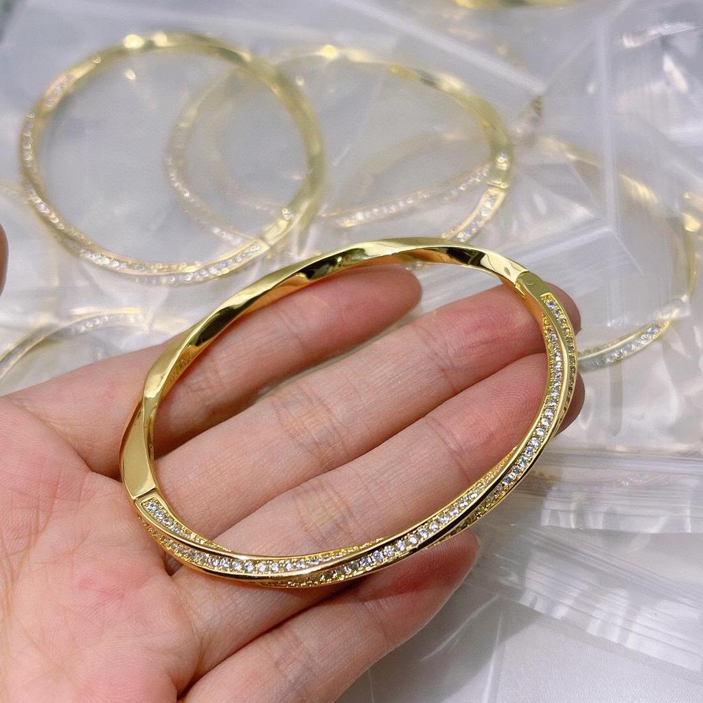 18K Gold Twisted Floral Bracelet for Women: Finely Carved, Diamond-Free, Spiral Design