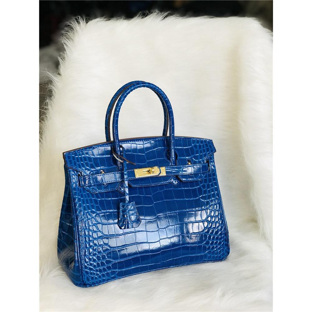 This Crocodile-patterned Cowhide Women's Bag Is a Fashionable Hand-shoulder Crossbody Bag with a Sense of Luxury and Elegance