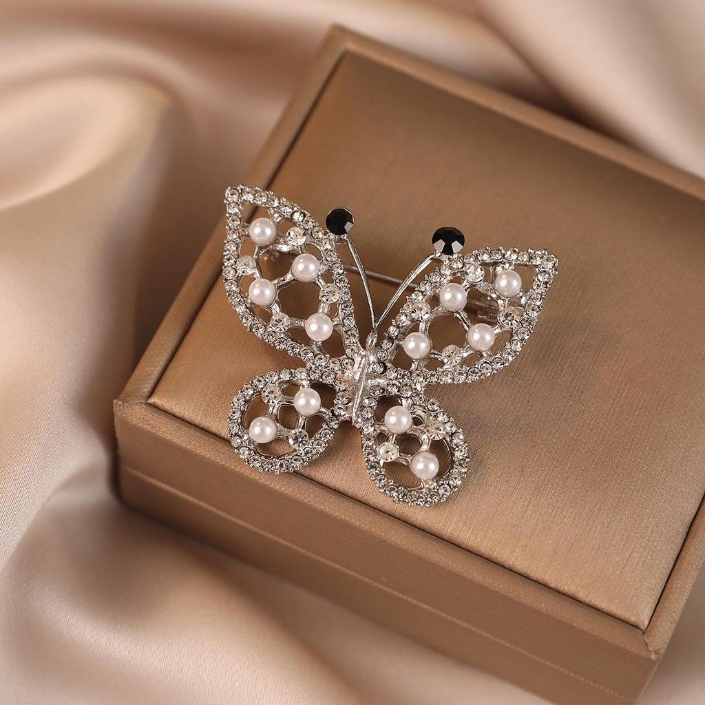 Elegante Schmetterlingsbrosche mit Perle – Damen-Modeschmuck-Anstecknadel von hoher Qualität