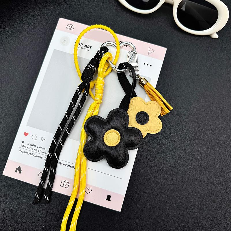 Yogodlns Trendy PU Leather Sunflower Bag Pendant Contrasting Cartoon Five Petal Flower Keychain Fashion Car Keyring Bag Pendant Women