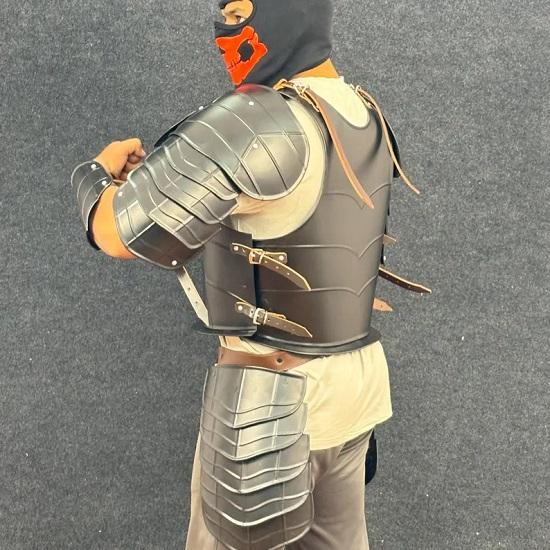 Mittelalterlicher Dark Drake-Ritter in voller Rüstung, Ganzkörper-Ritter-Cosplay-LARP-Kostüm mit Kürass, Schulterstücken und Beinschienen.