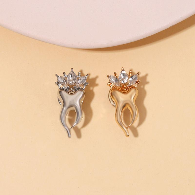Delicate Teeth Brooch Diamond Inlay Crown Teeth Ornament Metal Badge Cute Pin