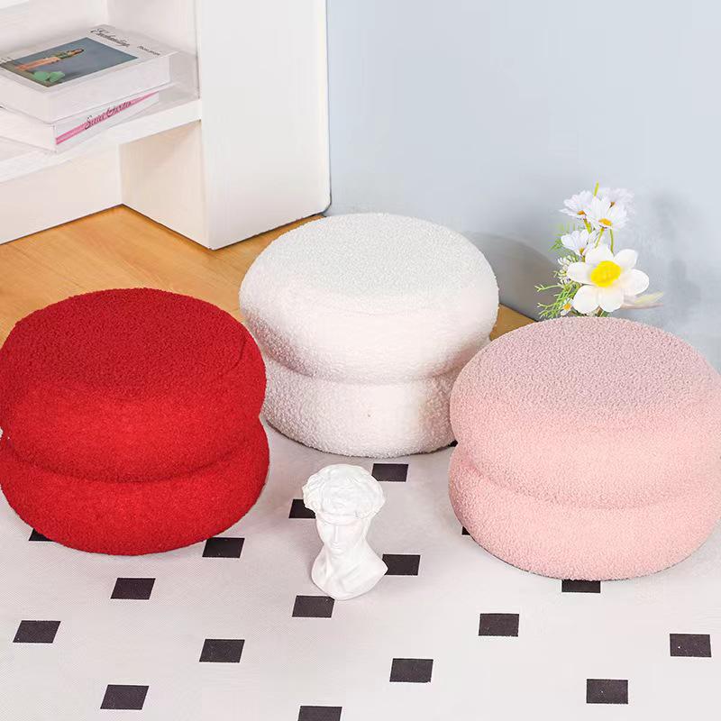 Rund krakk i lammeull - Kreativt, lavt design for stue, barnesofa, skoskiftebenk