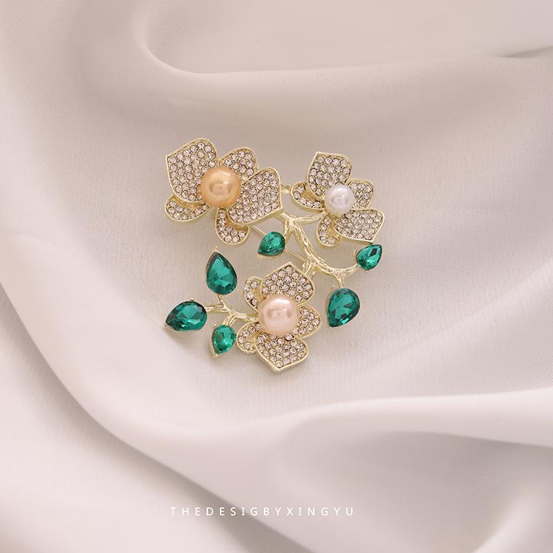 

Элегантная брошь-булавка в виде жемчужной бабочки – изысканный аксессуар для одежды