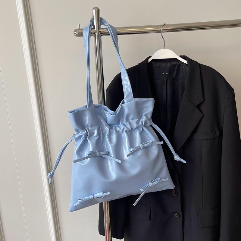 

Leisure commuting large-capacity bag women s 2024 new ballet style pleated shoulder tote bag premium sense bucket bag синій