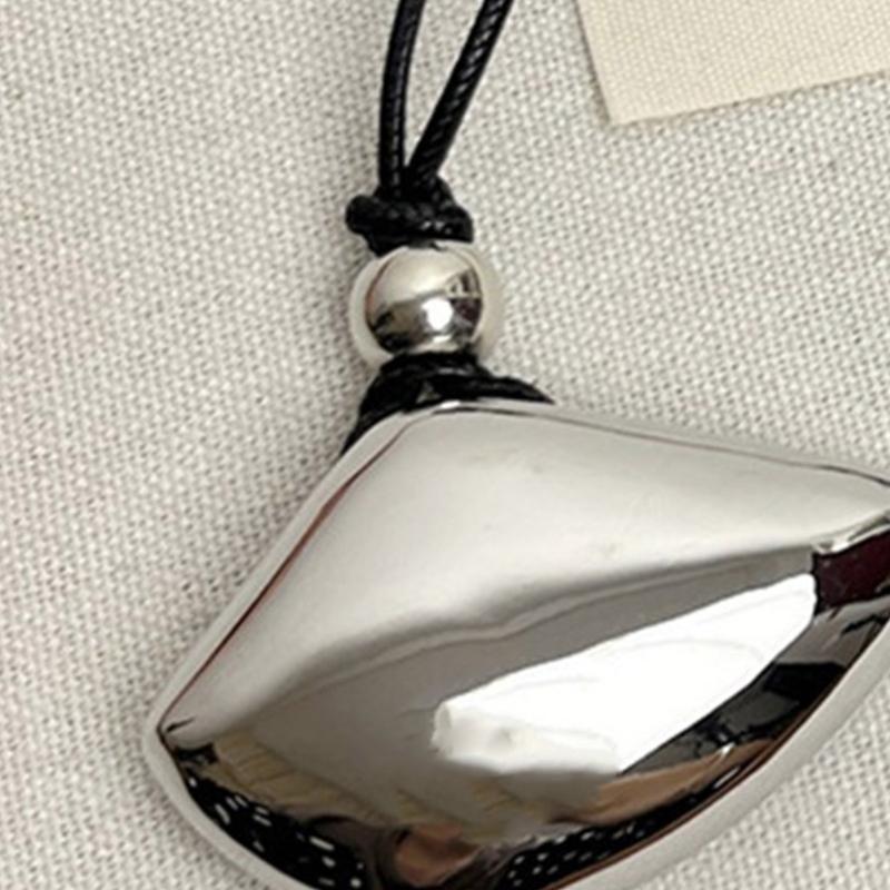 Fashionable Silver Shell Pendant Necklace for Women Adjustable PU Leather Rope Long Neckchain Hanging Neck Chain
