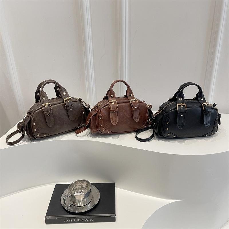 Trend Y2K Retro Rivet Shoulder Bag Spicy Girl Vintage Underarm Bag Pu Leather Handbag Locomotive Bowling Bag
