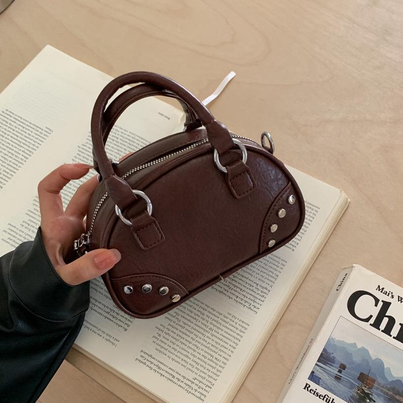 Korean version of simple retro foreign style portable bowling bag women's 2025 new niche design commuter shoulder messenger bag
