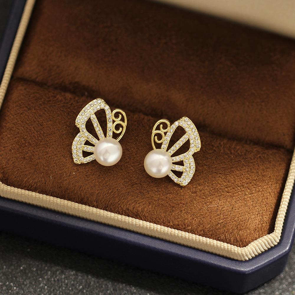 Temperament: Sweet and Stone-inlaid Butterfly Stud Earrings, Exquisite and Versatile, Small Earrings, Gold-plated 9925 Silver Needle Freshwater Pear