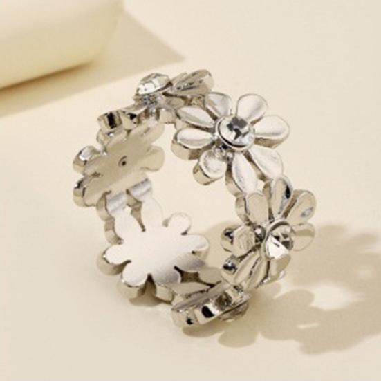 Round Metal Scarf Ring Clip for Women Flower Design Scarf Slide Buckle T-Shirt Ties Fastener for Shawls Dress Clothing Accessory