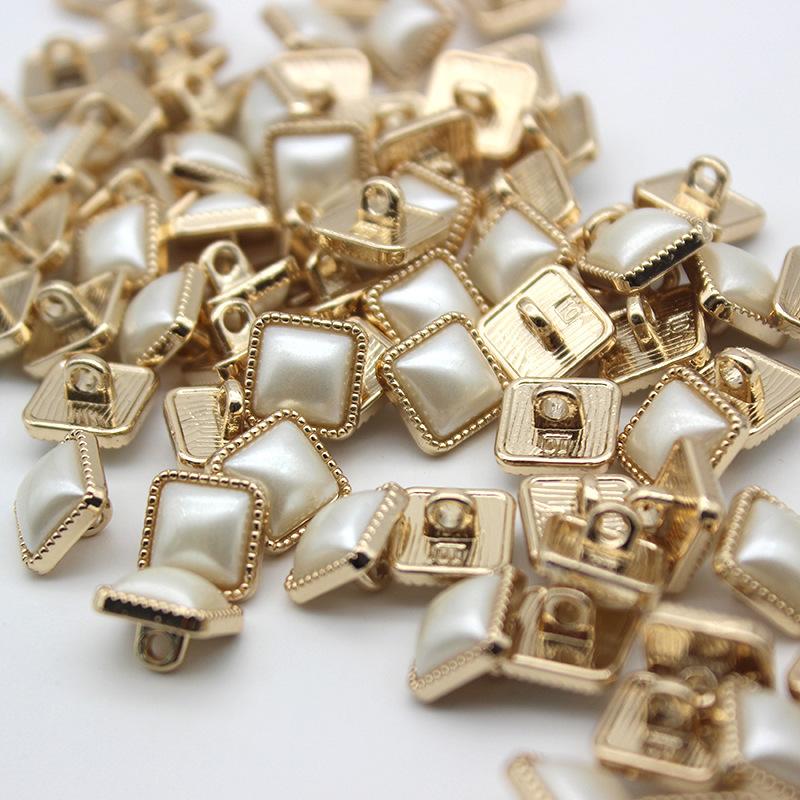 Čtvercový taiwanský diamantový kovový knoflík Koš Vlněný kardigan Dekorativní doplňek Knoflík