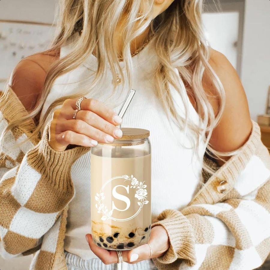 

Подарки на день рождения для женщин Монограммированная чашка из стекла с инициалом Персонализированные подарки для женщин Стеклянные чашки 16 унций с крышками и соломинками Iced C United States