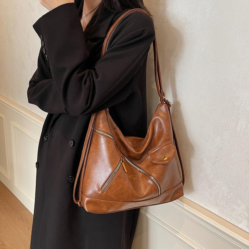 Retro fashion Spice Girl locomotive bag 2025 new shoulder women's bag soft leather messenger bag commuter tote bag