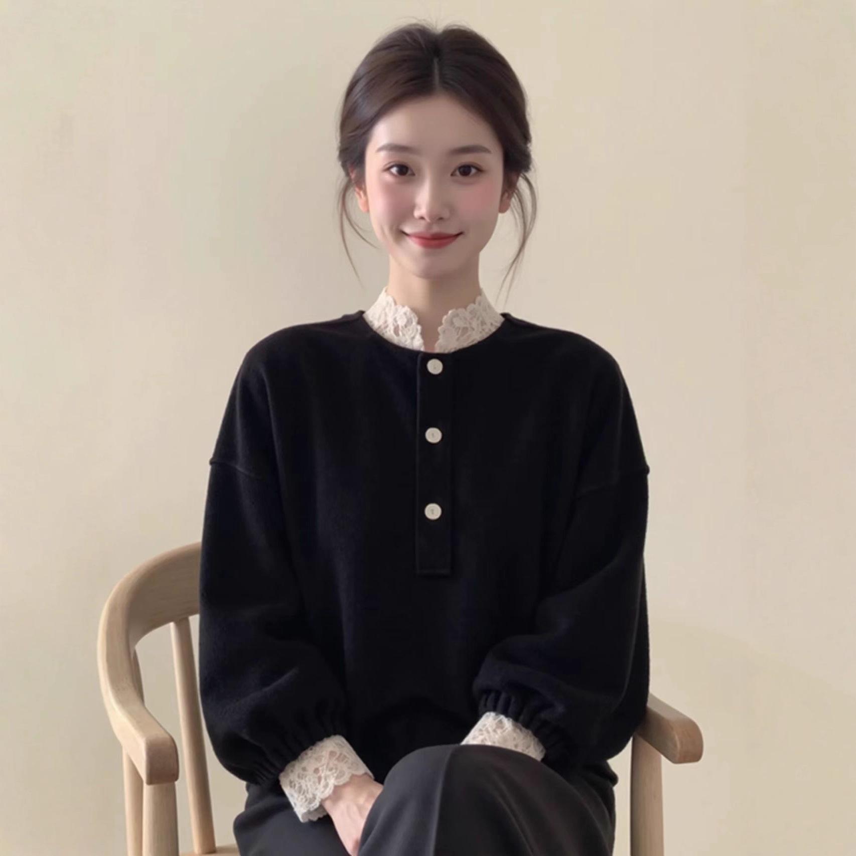 

Elegant Autumn Black Velvet Lace-Trim Top: Slimming, Age-Reducing, Versatile Chinese Style Medium