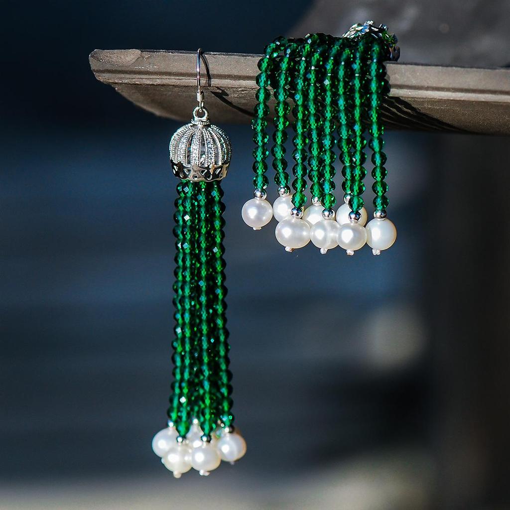 Bezaubernde Vintage-Ohrringe mit Smaragdkrone, hergestellt aus grünem Zirkoniakristall und Perle aus 925er Sterlingsilber.
