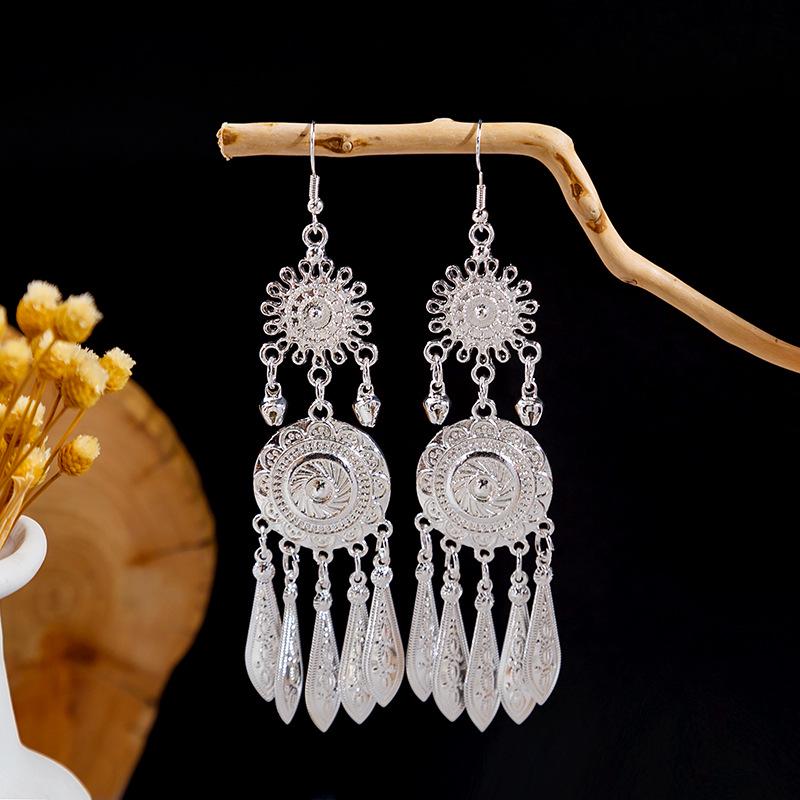 Boucles d'oreilles pendantes à pompons de plumes ethniques - Style argent Miao imitation, article touristique populaire, design mignon de haricot.