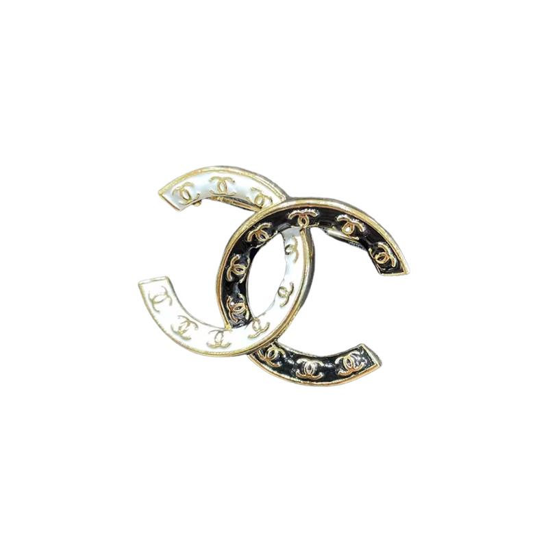 

CHANEL [24P New Product] Double C Logo Brooch Women s Gold, White and Black білий